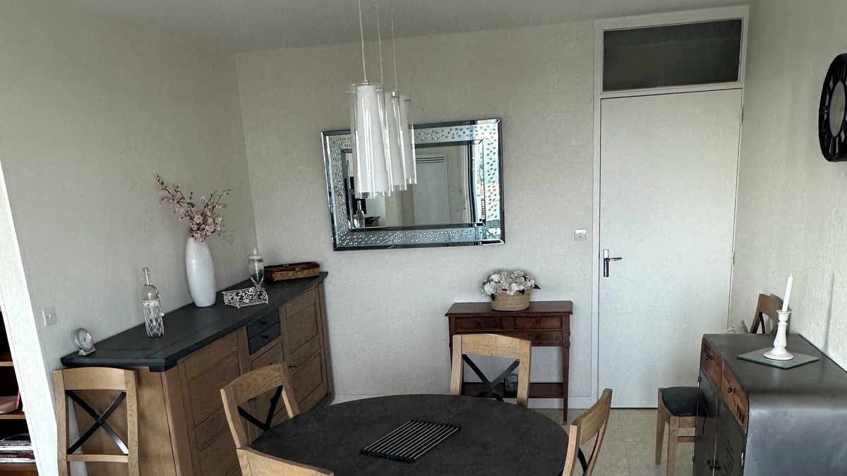 Royan Apartment | Estuary view, 12-minute walk to beach, market, town center. Quiet residence 4 people
