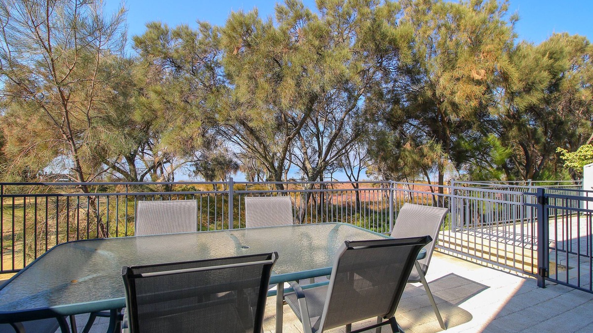 Falcon Apartment | Estuary Waterfront - View from your Courtyard!