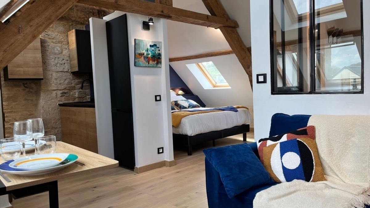 Port-en-Bessin-Huppain Apartment | Etage 3 Maison des Evêques Appartement de Charme Sous les Toits 50 m du Port