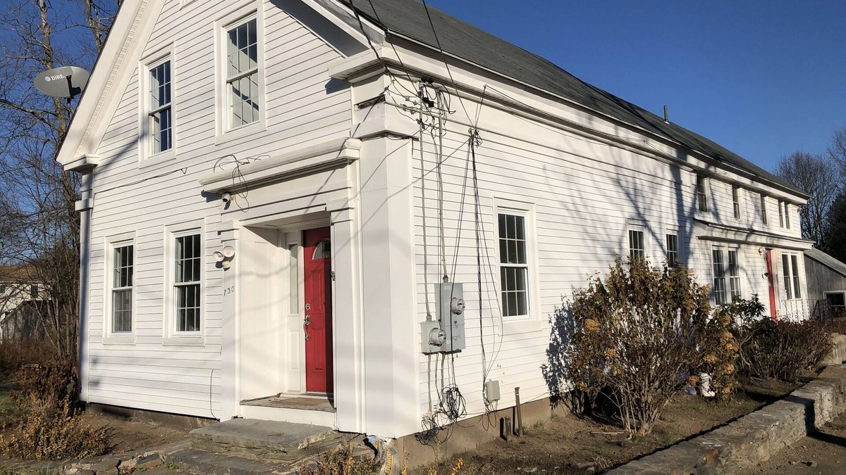 South Amherst House | Etinde House is located ten minutes from Umass, Amherst College, Hampshire mall, Mount Holyoke College and a minute from Hampshire College