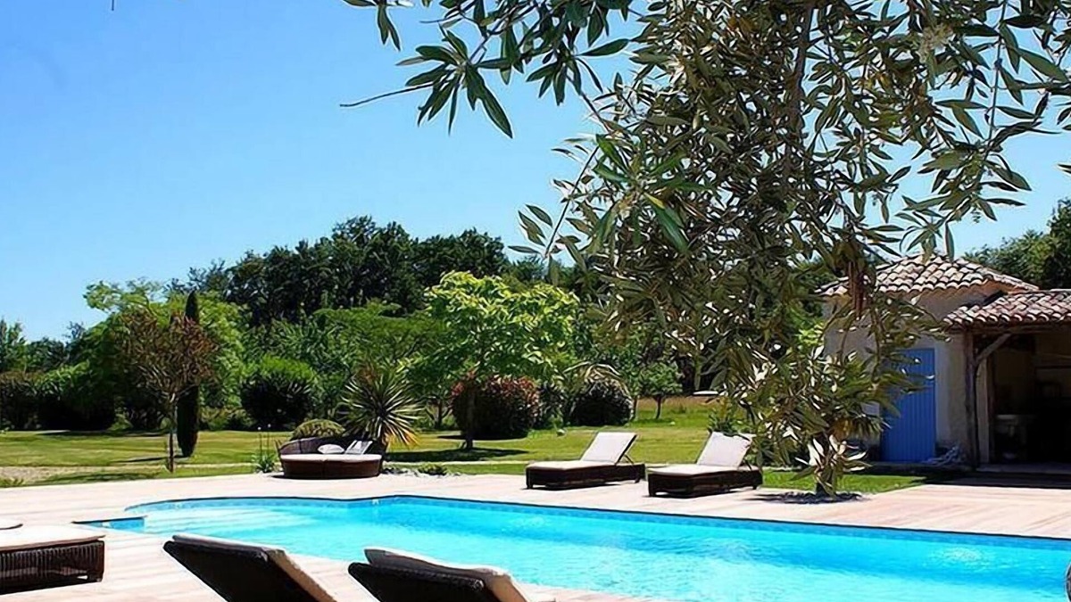 Fontaines-d'Ozillac Villa | EUCALYPTUS Gîte - 100 m2 - 4 people - Private access, parking and garden. Estate with swimming pool and private park Discreetly adjoining the Gîte Cyprès with private garden, terrace and parking.