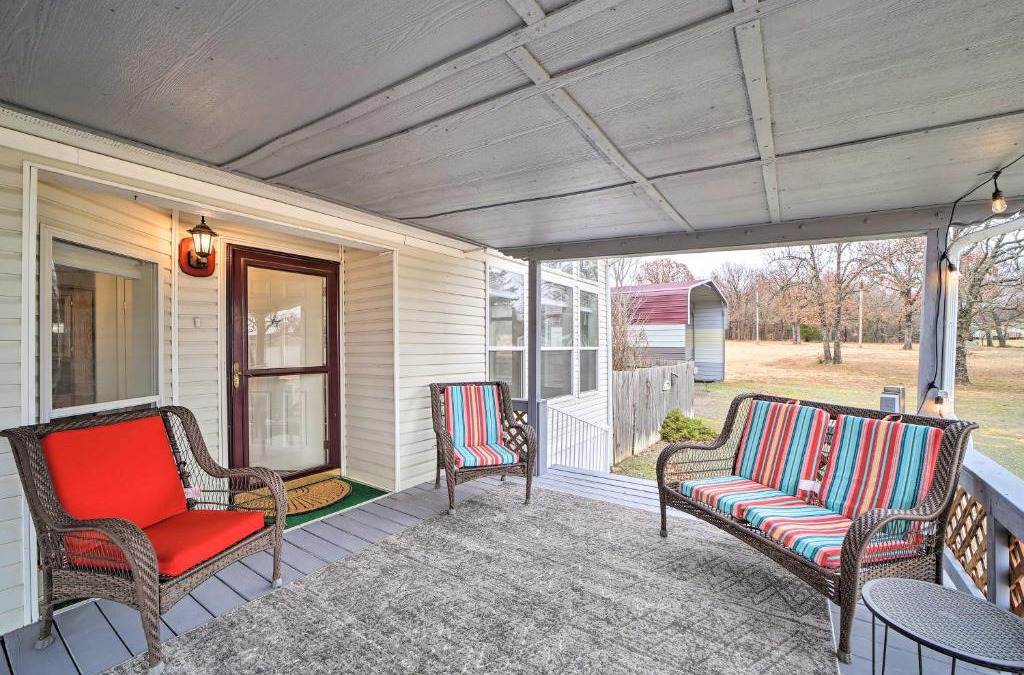 Eufaula House | Eufaula Escape with Deck - Steps to Lake!