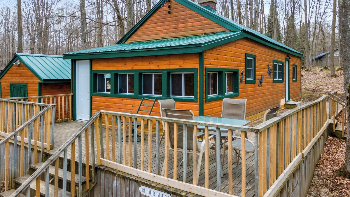 Flesherton Cottage | Eugenia Lake Cottage. One minute walk to beach.