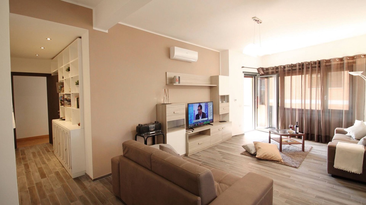 Quartiere XXXI Giuliano Dalmata Apartment | Eur Bright Spacious Apartment with balconies and parking only for small cars