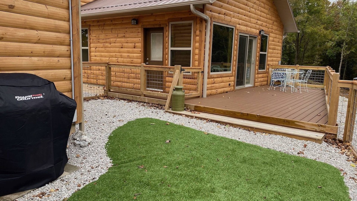 Sylvan Shores Cabin | Eureka Springs, AR. Cozy log cabin studio, sleeps 2-4.Lake view- 15 min to town