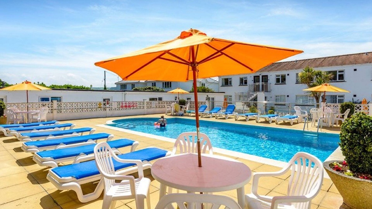 Mawgan Porth House | EUROPA COURT - MAWGAN PORTH BUNGALOW -BEACH LOCATION, Swimming pool/ Tennis