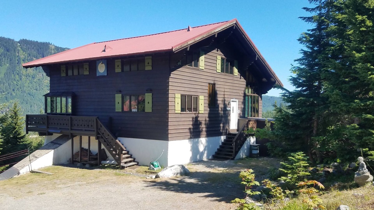 Hyak House | European Alpine Lodge with Stunning Mountain Views- Room for the entire Family!