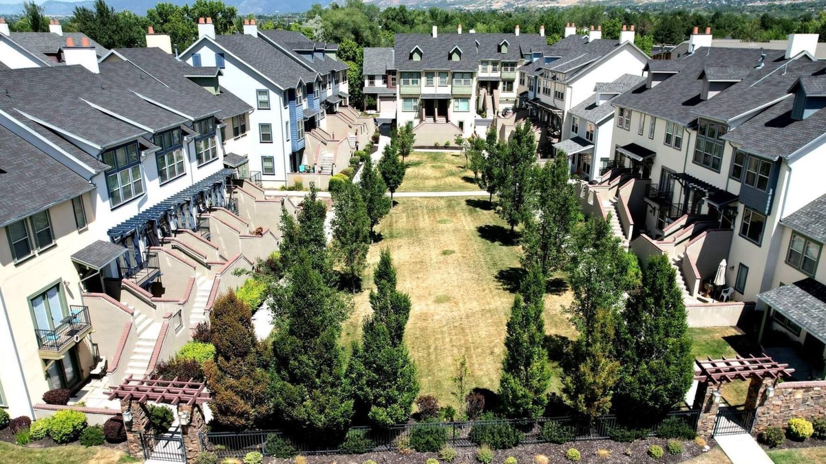 Kaysville House | ✨ European-Style Townhome – Perfect Getaway Near Everything! ✨