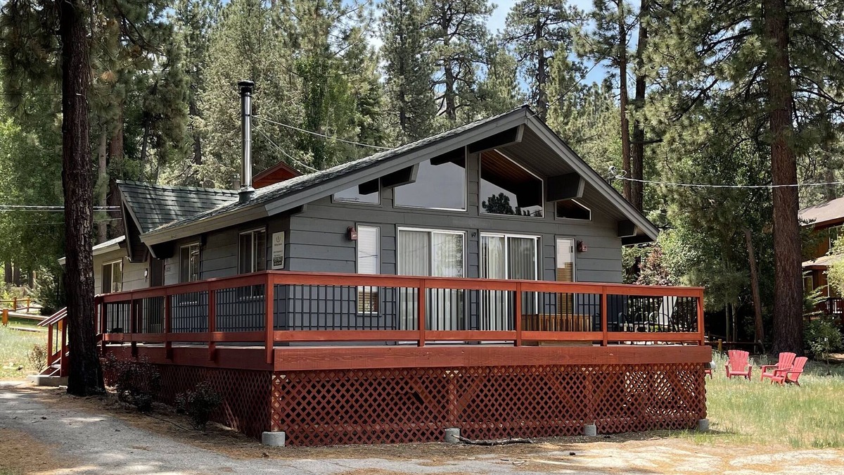 Upper Moonridge House | EV car ready Cabin by Bear Mountain with RV parking.