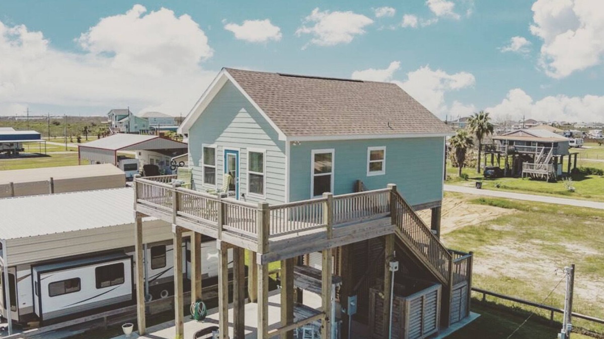 Crystal Beach Cottage | EV charger, stylish 1bdrm beach cottage sleeps 4, quiet walk to beach