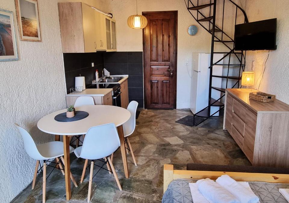 Glyfa House | Evan's Suite