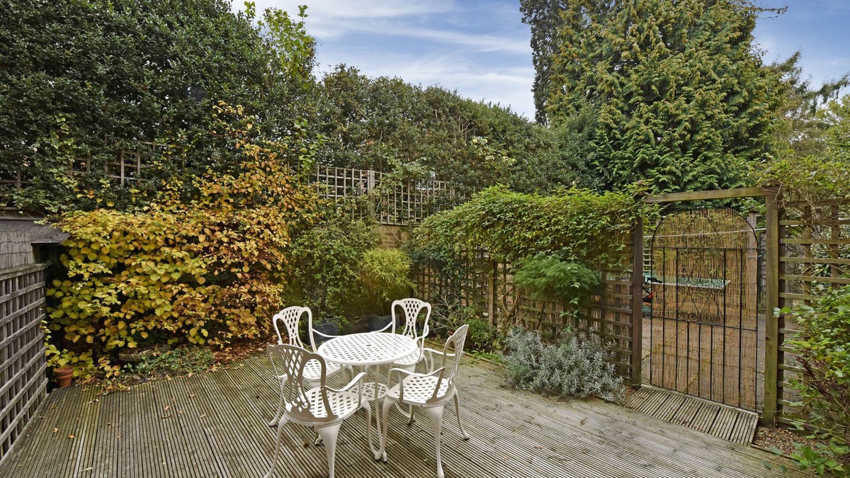 West Byfleet Apartment | Evancourt Apartment - 2BR apartment 30 mins from London
