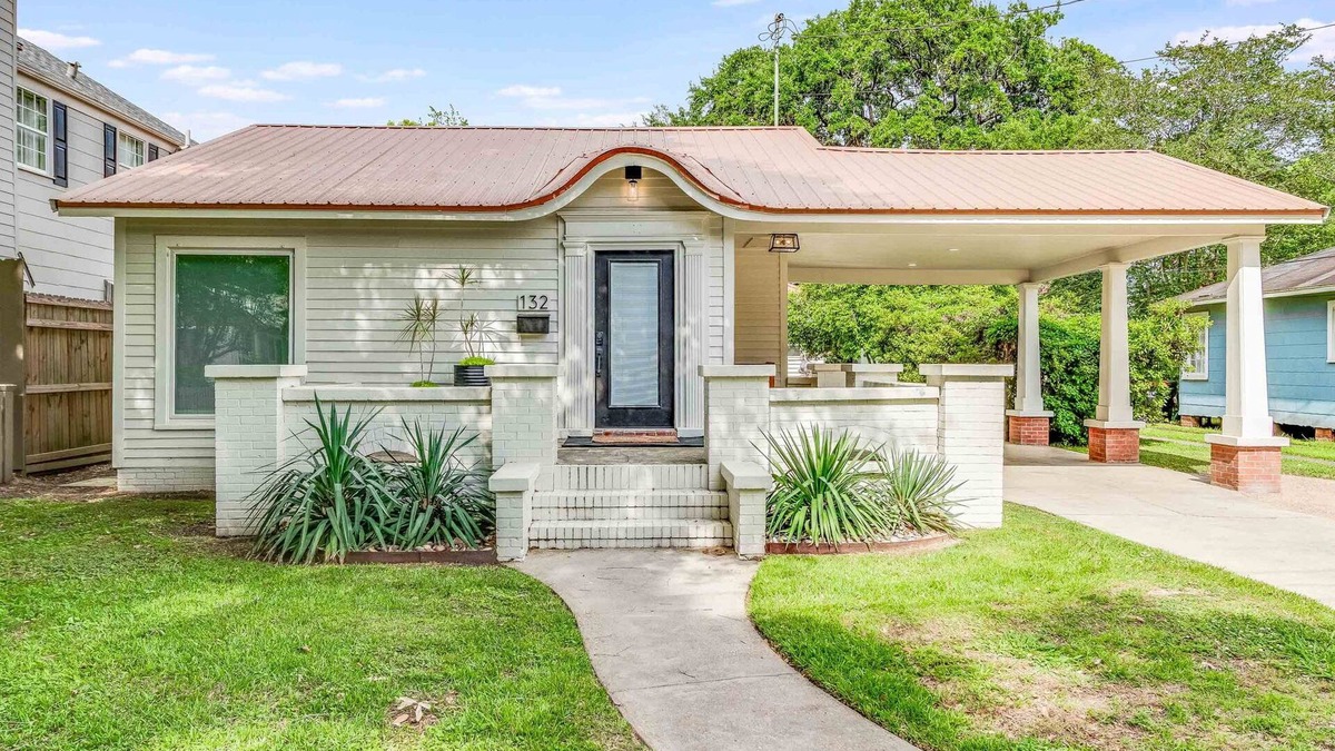 Downtown Cottage | Evangeline House! Beautifully remodeled & Super Close to Downtown