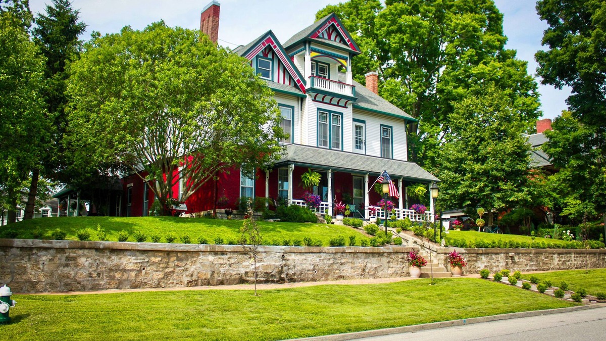 Burlington Bed & Breakfast | Evans Holly Grove Inn B&B