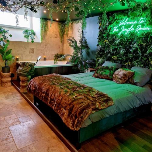 Thiers Apartment | Evasion Tropicale Suite Jungle Room