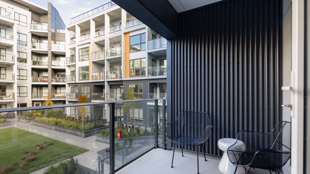 Richmond City Centre Apartment | Eve Richmond l 1 Bedroom + Den