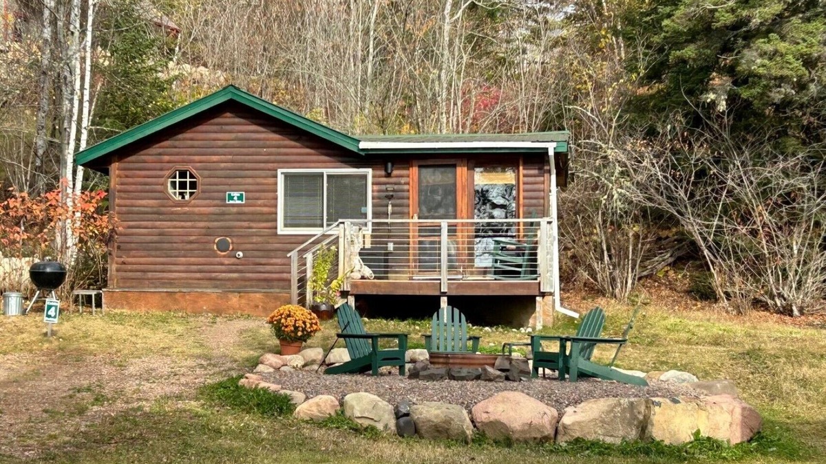 Croftville Cabin | Eve's Place Lakeside Cabin 4: Pet Friendly!