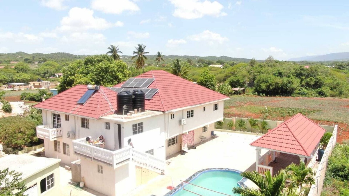 Porus House | Eve's Rockaway Villa is a beautiful home with 360 degrees views of nature that includes the tranquil Rose Hill and the unique Rocky Hill Trails.