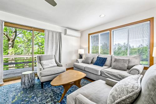 Cushing House | Evelyn's River Front Retreat