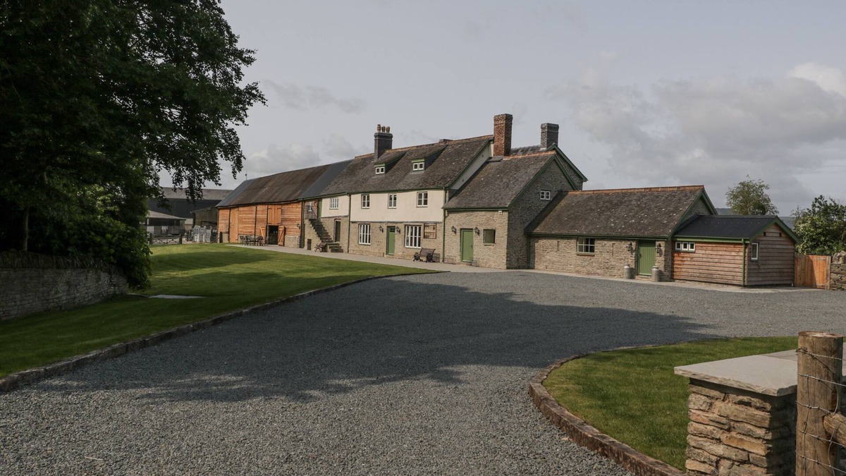 Evenjobb Cottage | EVENJOBB COURT FARMHOUSE, pet friendly, with hot tub in Presteigne