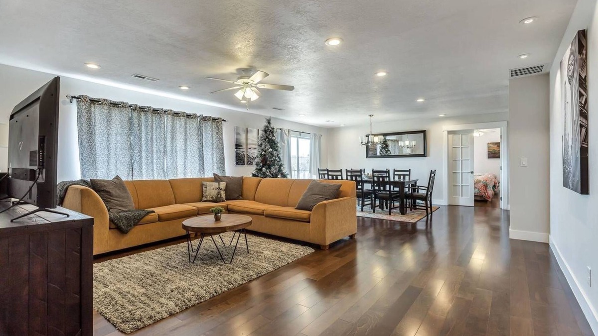 Lakeview House | Events Welcome!Big Place/Low Price!/Sleeps 26 Guests!/4,200 SqFt/6 Bathrooms