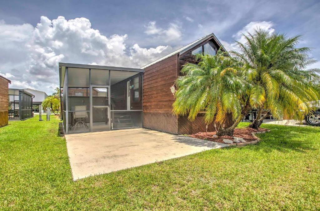 Everglades City House | Everglades City Cabin with Boat Slip and Pool Access!