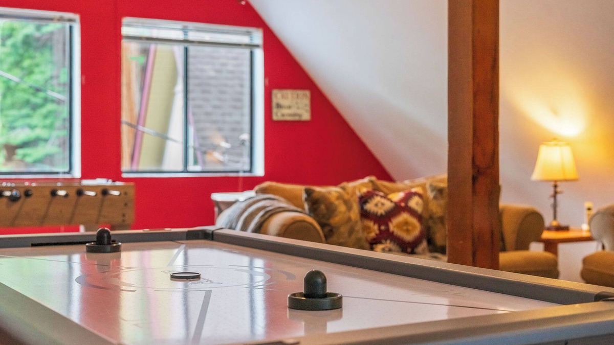 Dorrington Cabin | Evergreen Game Room Rec Center Pool Kayaks/SUP Fast Wi-Fi EV AC