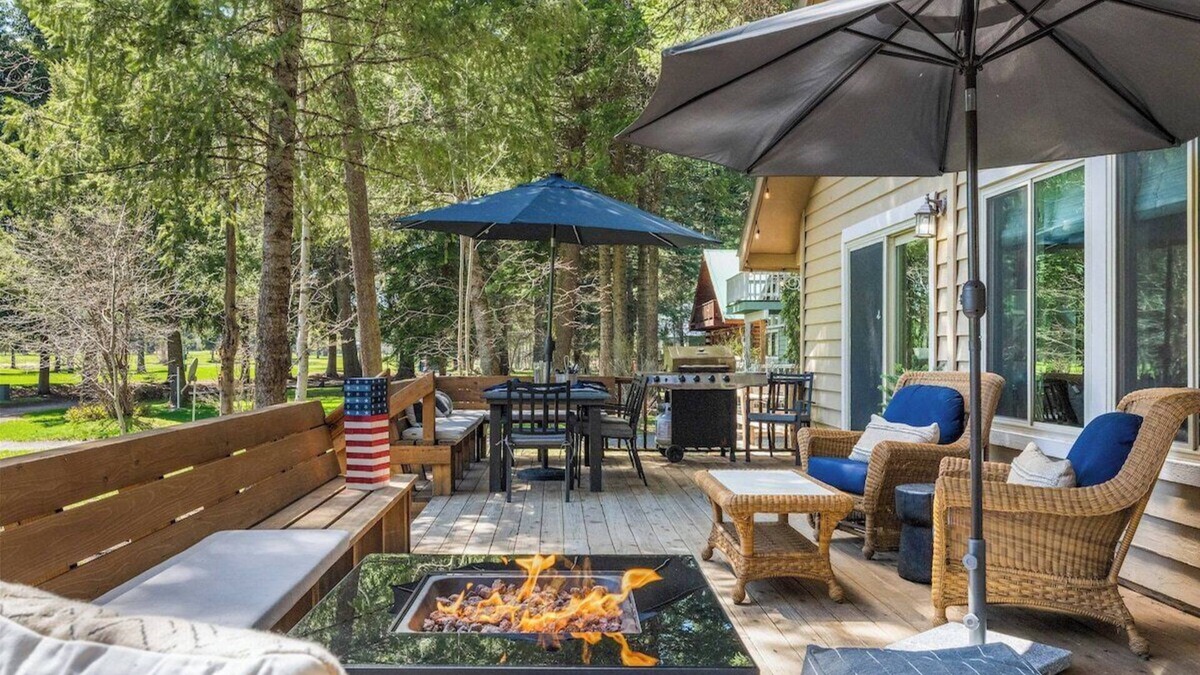 McCall Cabin | Evergreen · Golf Course Cabin! Pets, Bikes, Games, Firepit!