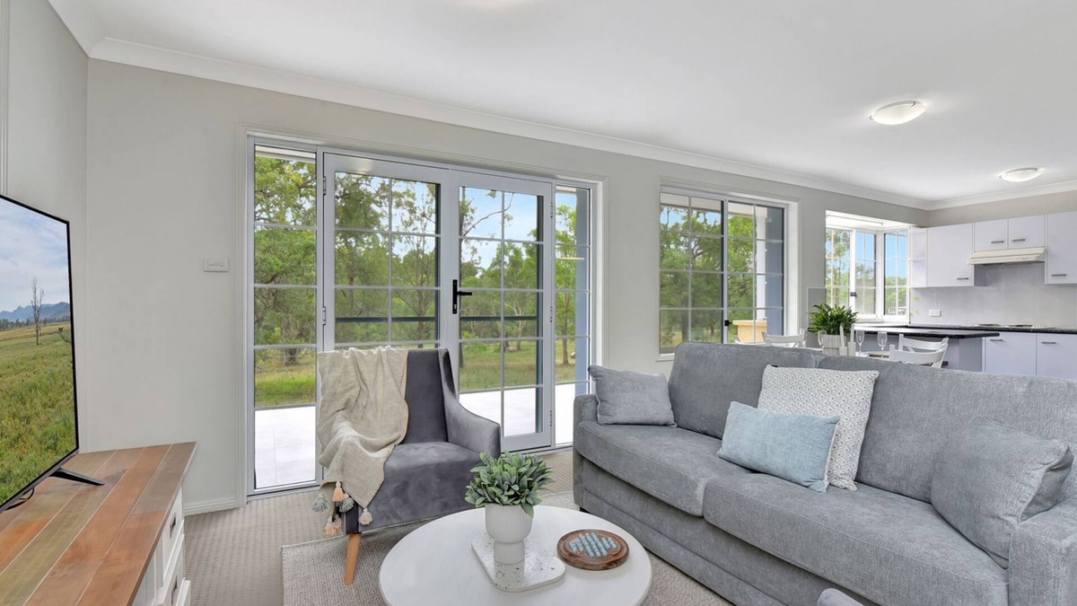 North Rothbury House | Evergreen Lodge Winery Retreat . Sleeps 8 Guests and 8 minutes to Wineries