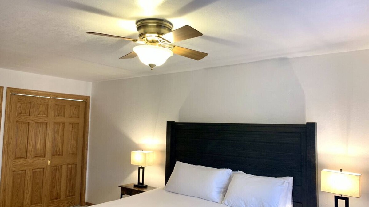 Tomahawk Cabin | Every Room with a Beautiful View of The Wisconsin River *