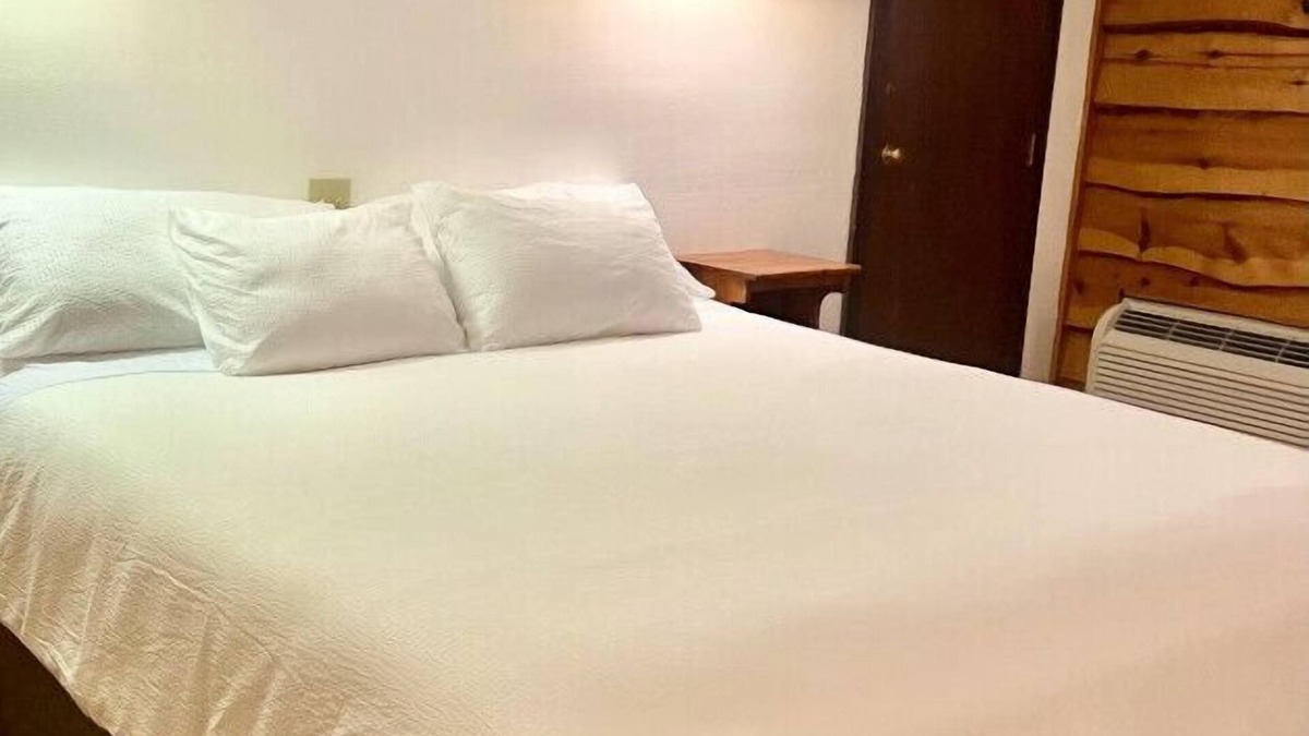 Tomahawk Cabin | Every Room with a Beautiful View of The Wisconsin River *