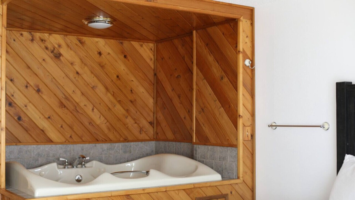 Tomahawk Cabin | Every Room with a Beautiful View of The Wisconsin River *