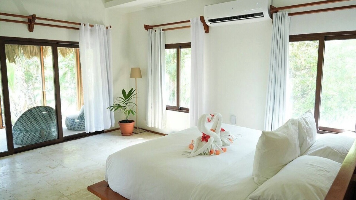 San Pedro Hotel | Everything You Need For The Perfect Vacation! Swimming Pool, Free Parking!