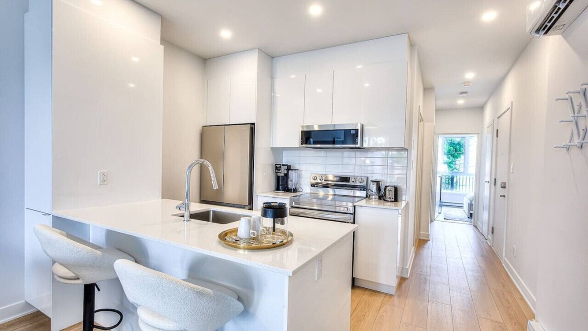 Tetreaultville Apartment | Everything You Need - Montreal's Cozy 1BR Getaway