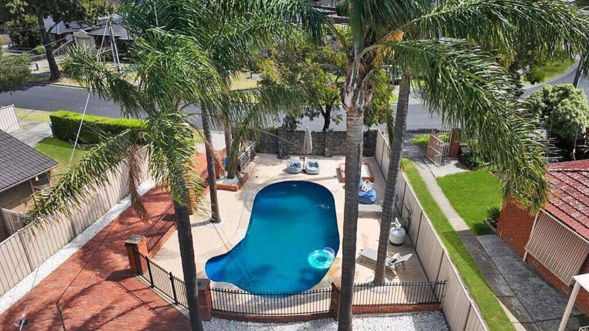 Tullamarine House | Evies White House Oasis I Pool & Close to Airport