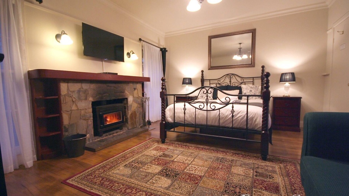 Mount Dandenong Cottage | Evora Cottage with spa bath & wood fireplace