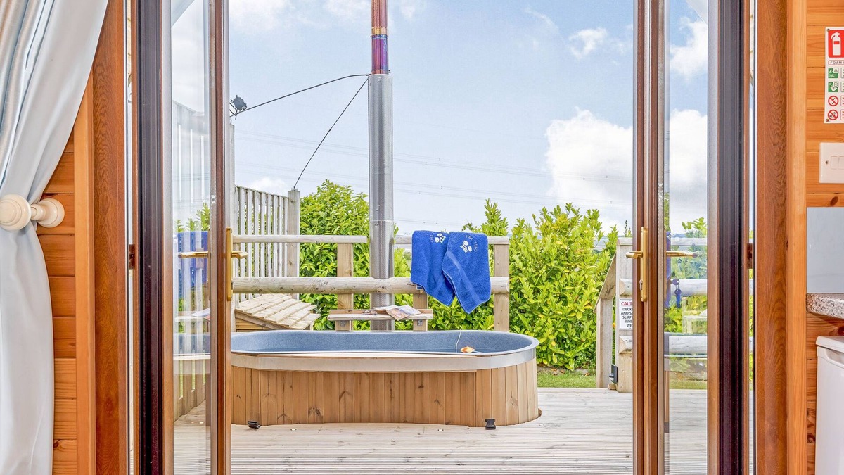 Oakenholt Cottage | EWE TWO, romantic, character holiday cottage, with hot tub in Northop