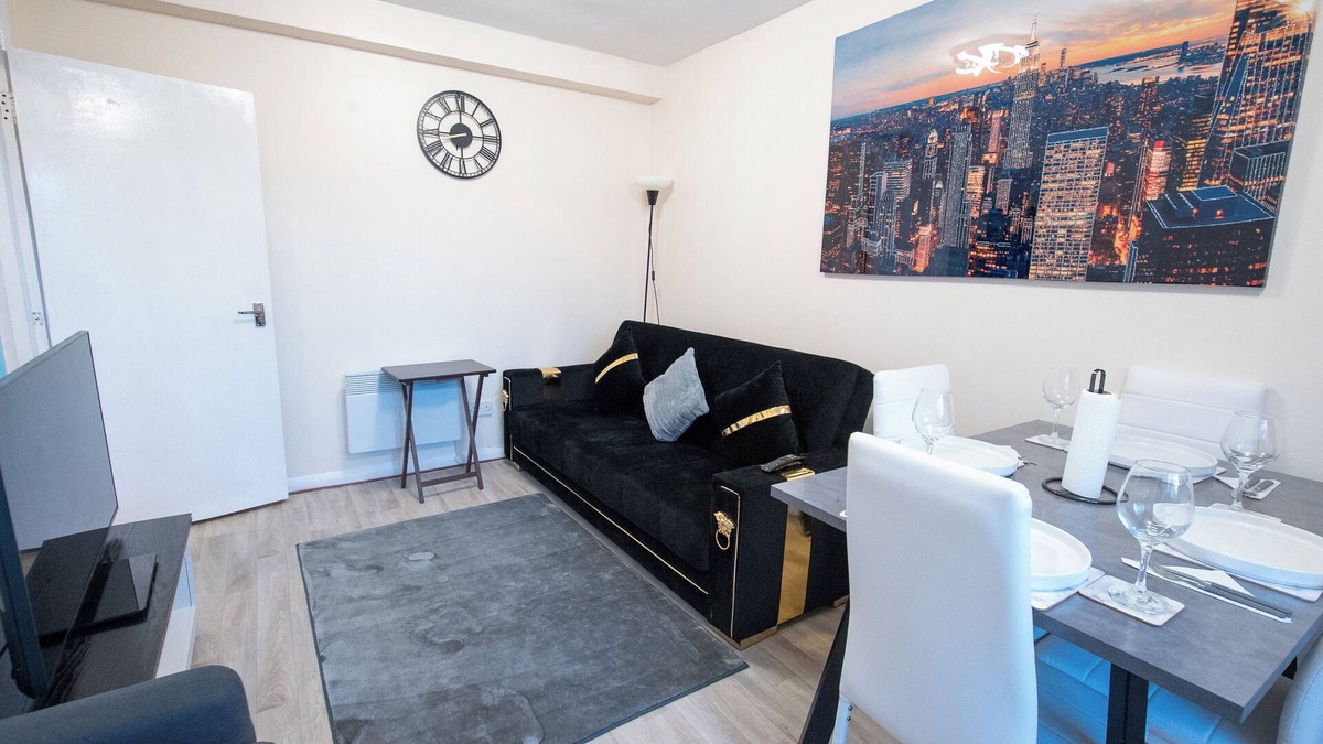 North Woolwich Apartment | Excel & City Airport Cozy 2BR with Workspace Near DLR