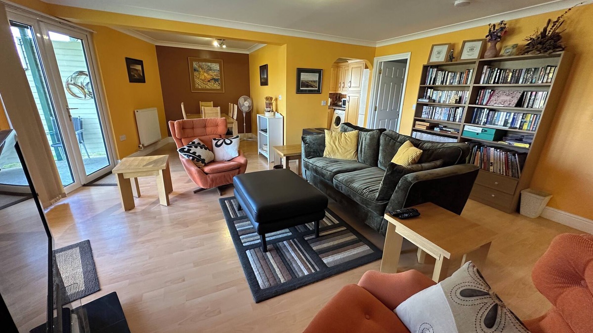 Watton Apartment | Excellent ground floor 2 Bed apt overlooking golf course with private parking.