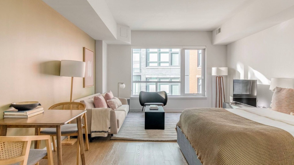Mount Vernon Triangle Apartment | Excellent Mount Vernon Studio w/Roof Pool, nr Nightlife, by Blueground