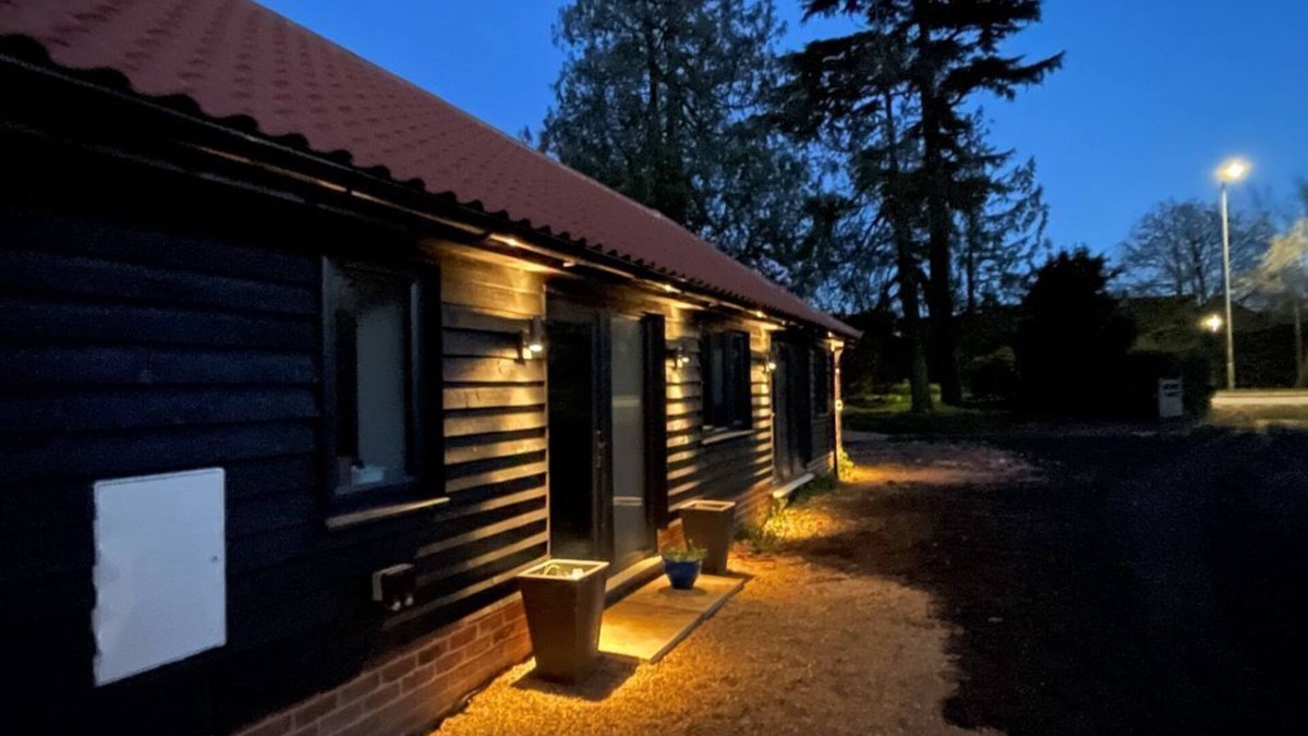Carbrooke House | Exceptional 1-King Bed Modern Barn, central Norfolk, Sleeps 2+1