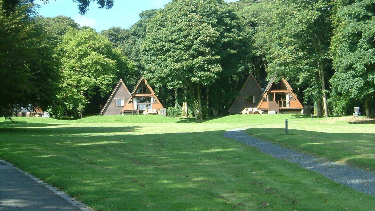 Praze-An-Beeble House | Exceptional 3-bedroom lodge on spacious country estate. Free gym, pool & more
