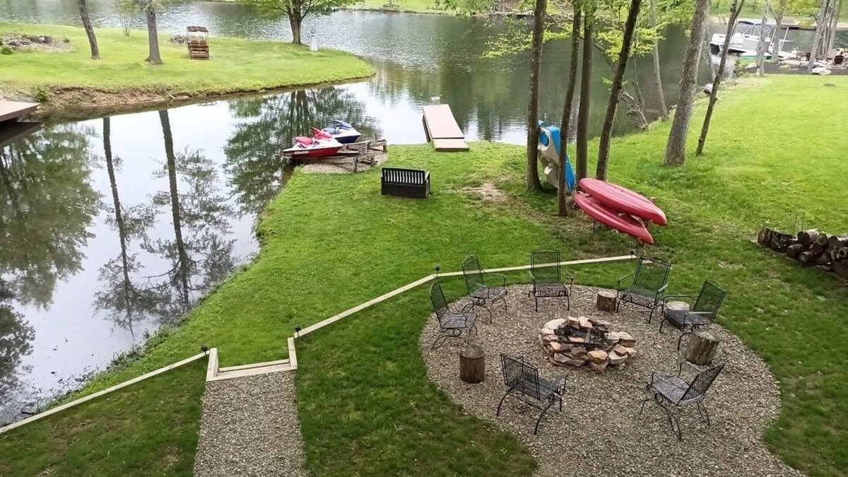 Treasure Lake House | EXCEPTIONAL 6 BEDROOM LAKEFRONT HOME