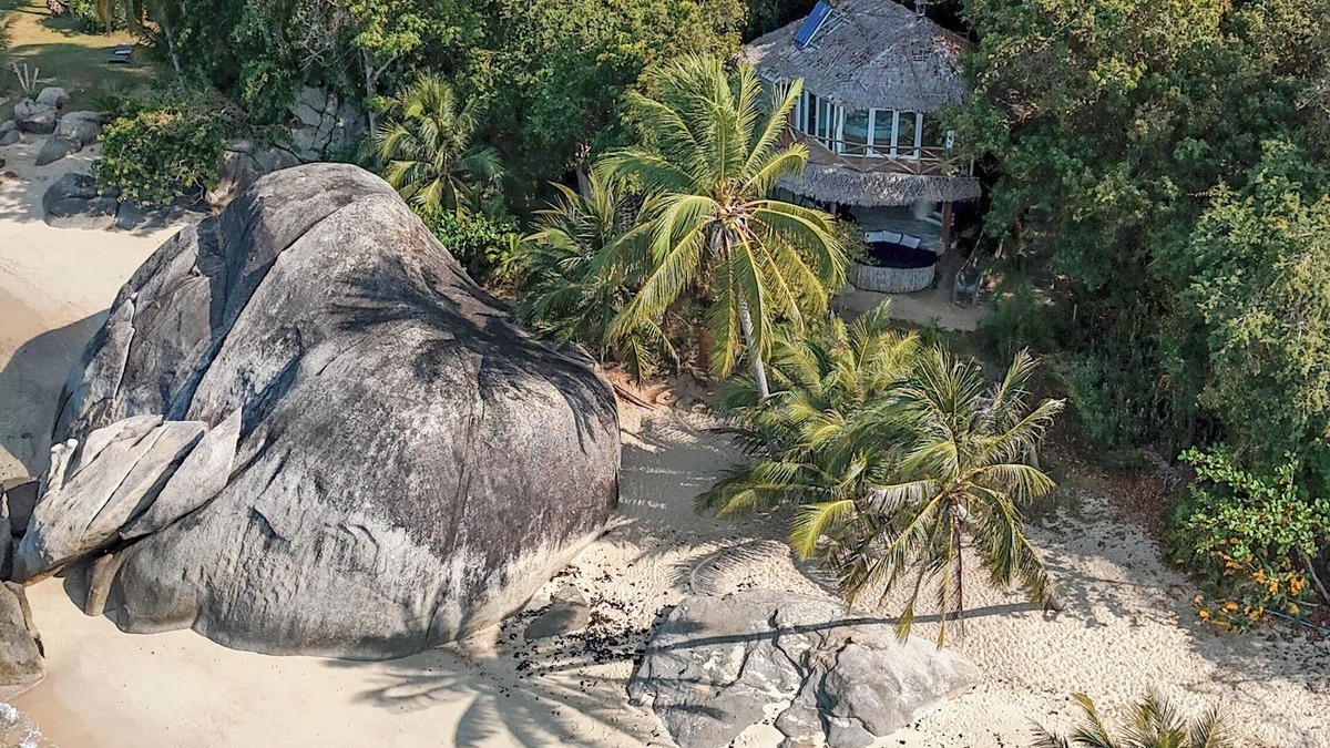 Haad Rin Resort | Exceptional Beachfront Villa - Jacuzzi - Full Service & Private Restaurant & Bar
