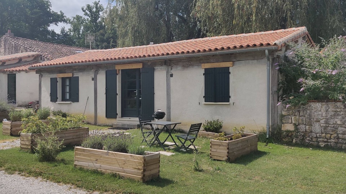 Soyaux Cottage | Exceptional bungalow, spacious, shared pool, for long stays