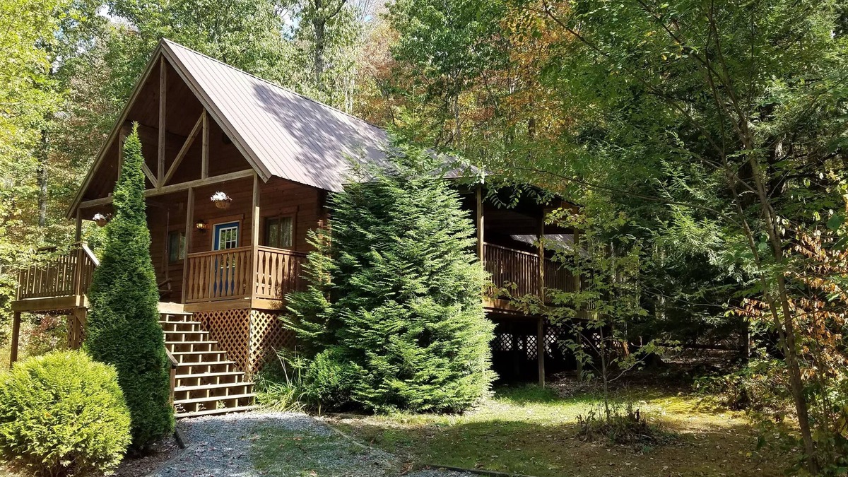 Hico Cabin | Exceptional Cabin near the New River Gorge, Hot Tub, WiFi -sleeps 8