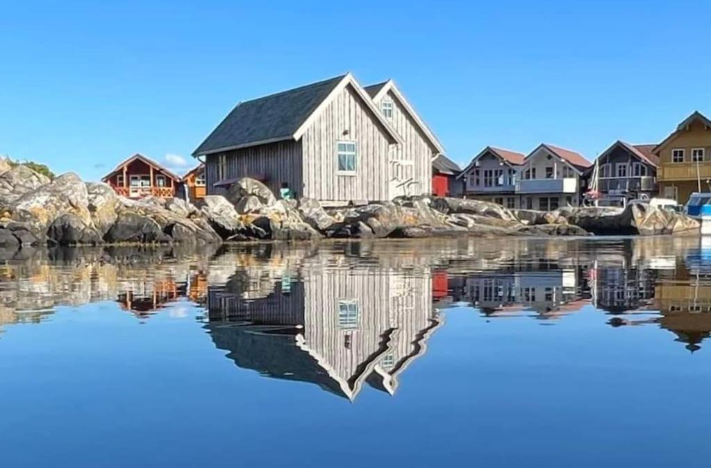 Selbjorn House | Exceptional Cottage 2 meters from the sea, possible to rent boat, Bekkjarvik, 60 km from Bergen