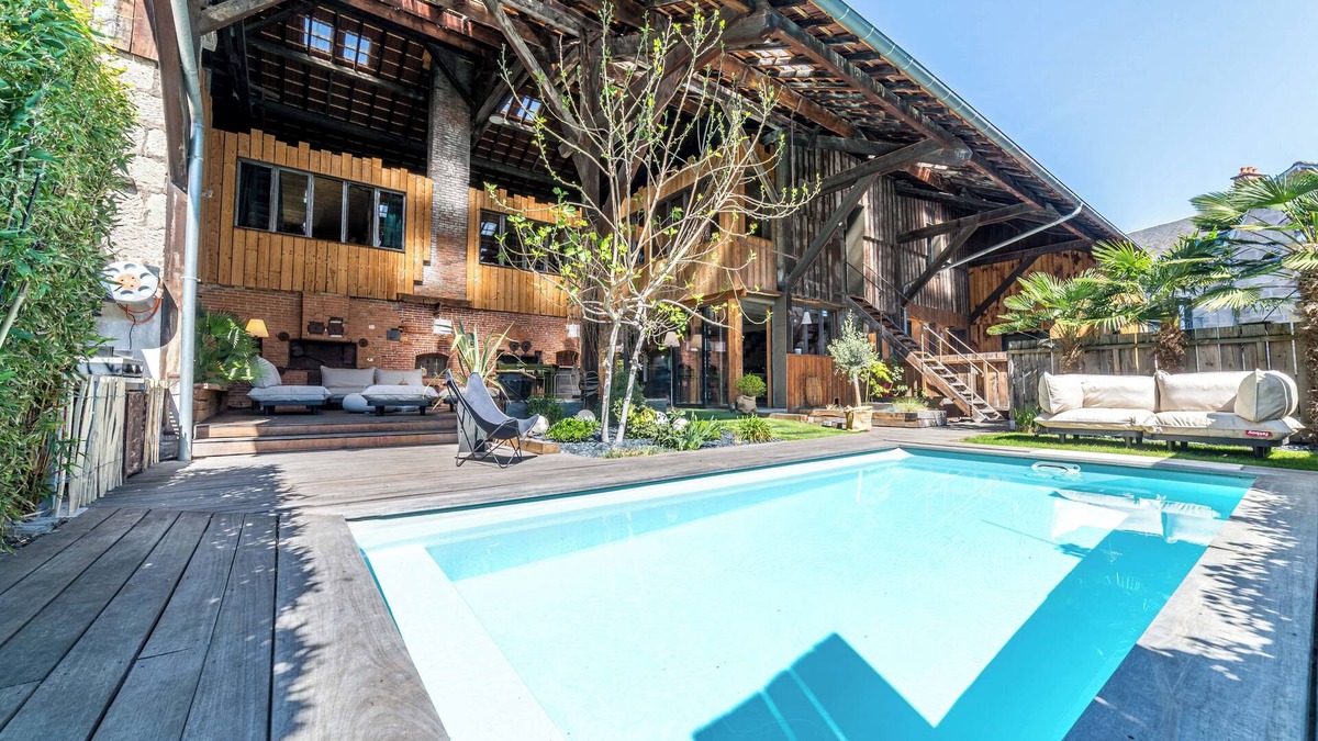 Brive-la-Gaillarde Villa | Exceptional urban loft with swimming pool: the ideal address for a dream vacation.