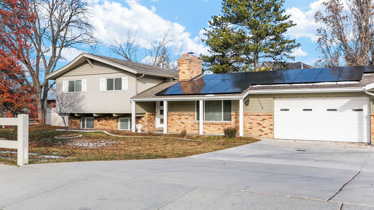 Murray House | Exceptional House with Hot Tub, Close to Ski Resorts, Sleeps 10, 4BR/2BA