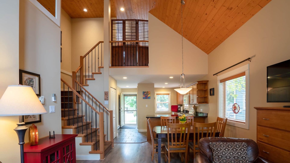 Regional District of Nanaimo Resort | Exceptional Oceanside Cottage in Parksville BC located in Popular Resort Area!